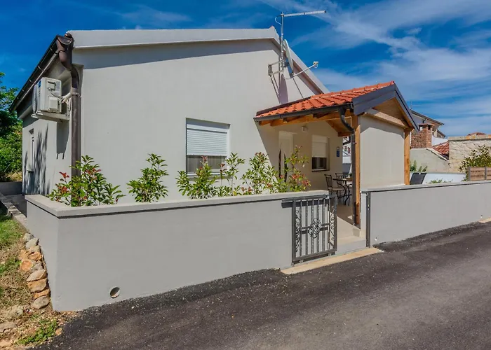 Family Friendly House With A Swimming Pool Privlaka, Zadar - 23516 Vakantiehuis Privlaka (Zadar)